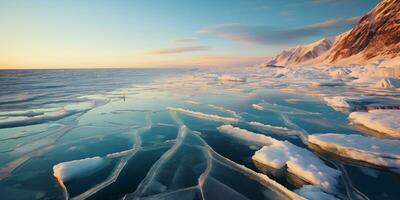 inverno Visão do ampla congeladas lago com montanhoso costa foto