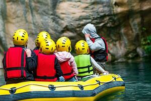 pessoas em a inflável barco rafting baixa a azul água desfiladeiro dentro goynuk, Peru foto