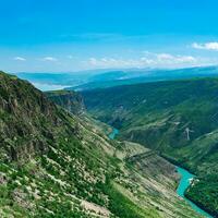 montanha paisagem, Visão do a desfiladeiro do a sulak rio dentro daguestão foto