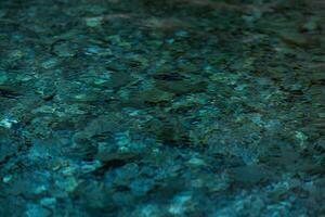 abstrato borrado fundo - superfície do uma transparente limpar \ limpo azul água com círculos a partir de gotas foto