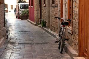 bicicleta estacionado dentro uma histórico limitar faixa dentro caleici, a histórico cidade Centro do Antalya foto