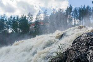 cascata durante aberto fechaduras para parado descarga do água às uma pequeno hidroelétrica poder estação foto