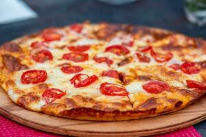 pizza margherita em uma de madeira prato fechar-se foto