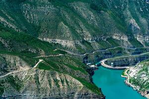 reservatório dentro uma montanha desfiladeiro e a superior parte do a arco barragem do uma hidroelétrica poder plantar foto