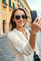 ai gerado uma sorridente turista mulher vestindo oculos de sol leva uma selfie com dela Smartphone foto
