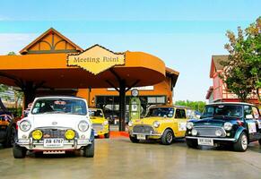 ayutthaya, Tailândia - dezembro 6, 2023 muitos colorida velho mini tanoeiro carro estacionado às encontro ponto para vintage carro festival. transporte, colorida veículo e pequeno carro conceito. foto