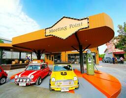 ayutthaya, Tailândia - dezembro 16, 2023 dois clássico ou vintage mini Austin tanoeiro estacionado dentro gás estação ou encontro ponto. transporte, colorida veículo e pequeno carro conceito foto