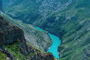 montanha paisagem, profundo desfiladeiro com azul rio foto