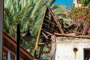 dilapidado velho casa dentro a histórico distrito dentro precisar do reparar foto