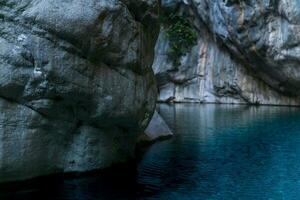 misterioso limitar rochoso desfiladeiro com azul água às a fundo, goynuk, Peru foto