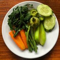 uma prato do legumes em uma mesa foto