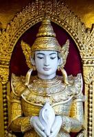 escultura de thagyamin nat e concha segurando na mão foto