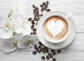 uma xícara de café com padrão de coração