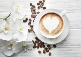 uma xícara de café com padrão de coração