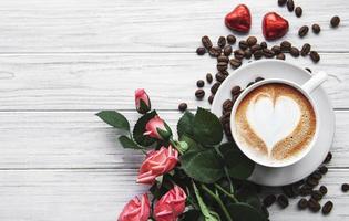 uma xícara de café com padrão de coração em uma mesa