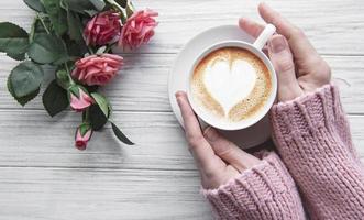 mulher segurando a xícara de café foto