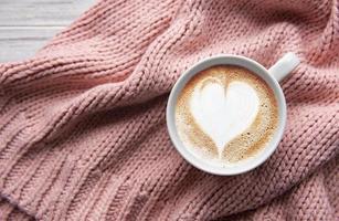 uma xícara de café com padrão de coração foto