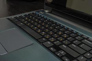 teclado com letras em hebraico e inglês - teclado de laptop - close-up foto