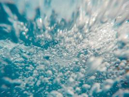 visão subaquática de bolhas em movimento foto