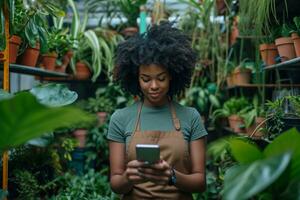 ai gerado mulher dentro aventais em pé dentro uma jardim loja verificação Fora plantas em dela telefone foto