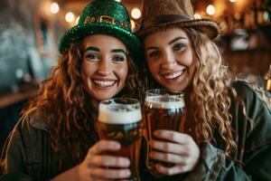 ai gerado dois mulheres vestindo duende chapéus segurando Cerveja foto