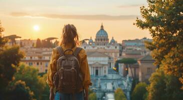 ai gerado mulher segurando mochila olhando às Roma Horizonte com cidade Visualizações, foto