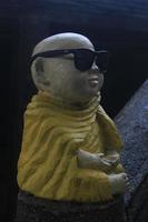 pequena estátua com óculos de sol foto
