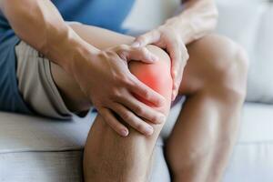 ai gerado joelho articulação dor dentro caucasiano cara. conceito do osteoartrite, reumatóide artrite ou ligamento prejuízo foto