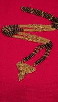 mangalsutra ou colar de ouro para usar por uma mulher hindu casada, arranjado com um lindo fundo. joalharia tradicional indiana. foto