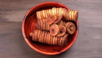 figos frescos ou fruta anjeer conceito de comida vegana saudável frutas secas orgânicas em fundo de madeira foto