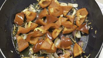 cozinhando fritar legumes dentro wok. grampo. chefe de cozinha fritar picado branco cebola. picado em curso fritar dentro frigideira. vapor a partir de panela com fritar cebola. legumes estão frito dentro uma panela foto