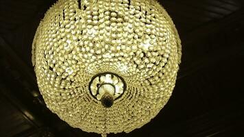 surpreendente luxo lustre em teto. a grande cristal lustre. foto