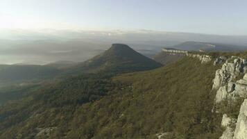 Visão a partir de a penhasco em uma montanha, montanha, acima a nuvens. tomada. outono montanha panorama foto