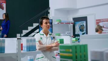 retrato do amigáveis farmacêutico dentro farmacia esperando para clientes para chegar, pronto para providenciar farmacêutico assistência. feliz cuidados de saúde especialista dentro farmácia mostrando confiança e perícia foto