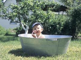 lindo menino na banheira infantil posando fotógrafo
