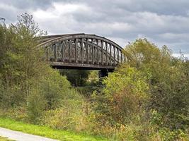 ponte ferroviária em desuso em fairburn ings, west yorkshire, inglaterra foto