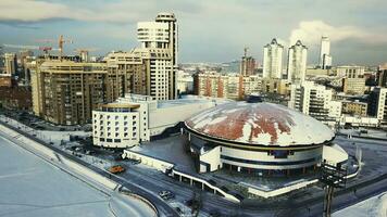 paisagens urbanas, Alto subir escritório edifícios e arranha-céus dentro cidade, inverno luz do dia, topo Visão dentro inverno. topo Visão do a moderno inverno cidade foto