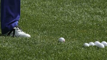 jogador de golfe batendo golfe tiro com clube em a curso. bater a bola golfe foto