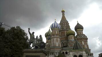 Rússia, Moscou-setembro, 2019. vermelho quadrado com st. manjericão catedral em fundo do nublado céu. Ação. lindo e brilhante arquitetura do Moscou kremlin com torre e têmpora foto