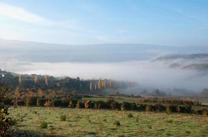 bela paisagem montanhosa com montanhas de nevoeiro e uma floresta com cores de outono. navarra, espanha foto