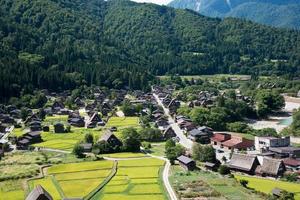 vista aérea da aldeia de shirakawa go. montanhas e florestas à distância. Japão foto