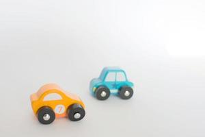 dois carrinhos de brinquedo amarelos e azuis. fundo branco foto