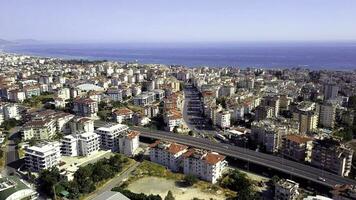 topo Visão do recorrer Cidade em montanha costa perto azul mar. grampo. lindo panorama do cidade localizado em costa do mar. Visão do cidade a partir de mar horizonte foto