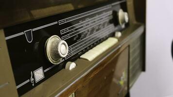 fechar-se do do homem mão rotativo a botão em a velho rádio. conceito. vintage tecnologia foto