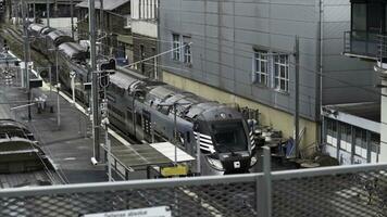 comovente locomotiva às esvaziar plataforma dentro estrada de ferro estação, transporte conceito. estoque imagens de vídeo. passageiro expressar trem chegando para a Ferrovia estação. foto