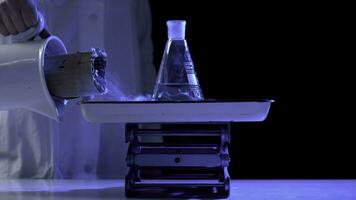 garrafa e líquido azoto dentro uma laboratório. químico experimentar. frasco com água e seco gelo ebulição químico experimentar foto