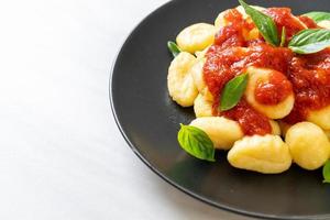 nhoque em molho de tomate com queijo foto