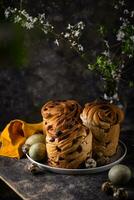 Páscoa bolo cruffin com passas de uva e amora foto