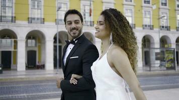 elegante casal dentro amor anda em por aí cidade. Ação. linda jovem casal anda em por aí europeu cidade. lindo Diversão caminhando dentro à moda roupas por aí cidade em ensolarado verão dia. amor história foto