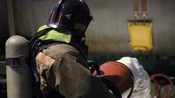 fluxo de trabalho. grampo. bombeiros dentro uniforme Verifica a equipamento e derramar espuma e água. foto